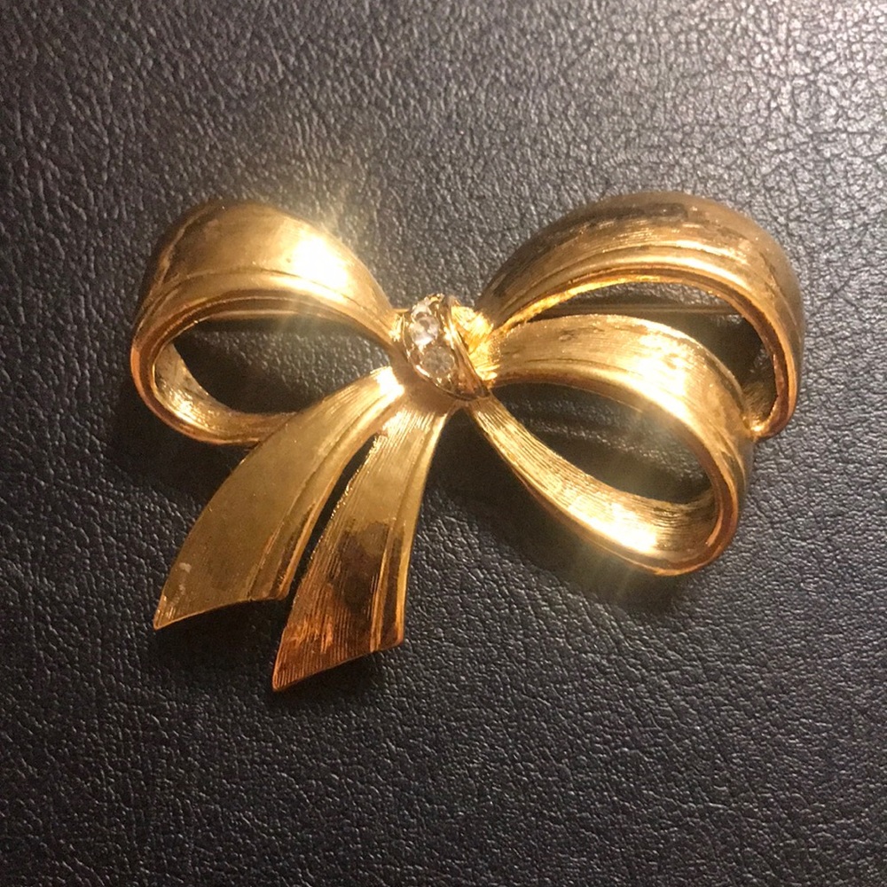 Avon Gold Bow brooch w/ crystal accents